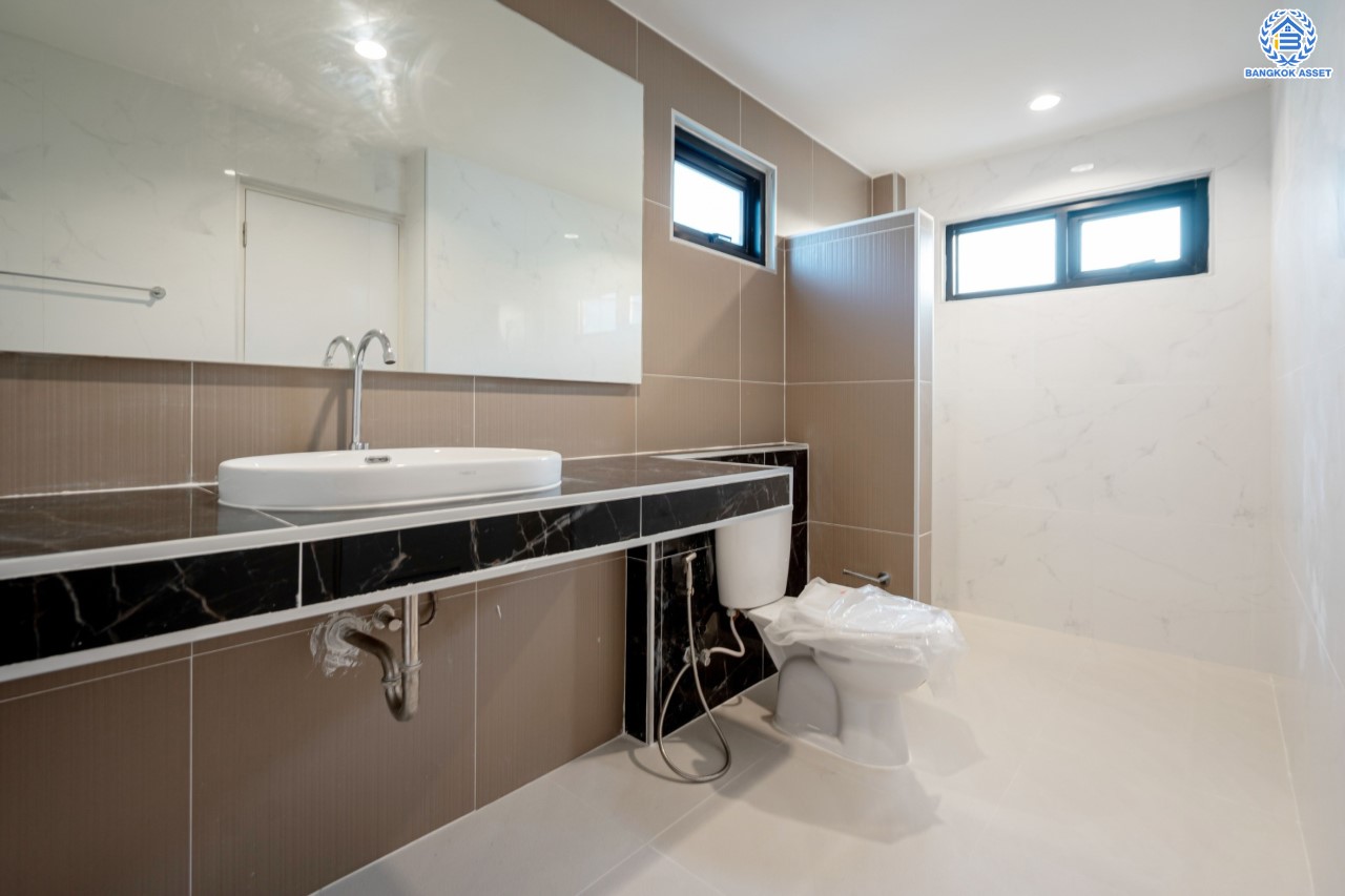 บ้านมือสองตกแต่งใหม่ ม.ปฐวีกาญจน์ ประชาชื่น-แจ้งวัฒนะ ทำเลโซนเมือง ดีไซน์สุด Classic เนื้อที่ 50 ตร.ว. ฟังก์ชัน 3 ห้องนอน 4 ห้องน้ำ ใกล้เซ็นทรัลแจ้งวัฒนะ สนามบินดอนเมือง เดินทางสู่ใจกลางเมืองได้อย่างรวดเร็วด้วย ทางด่วน"บางปะอิน-ปากเกร็ด" และรถไฟฟ้าสายสีชมพู "สถานีศรีรัช"